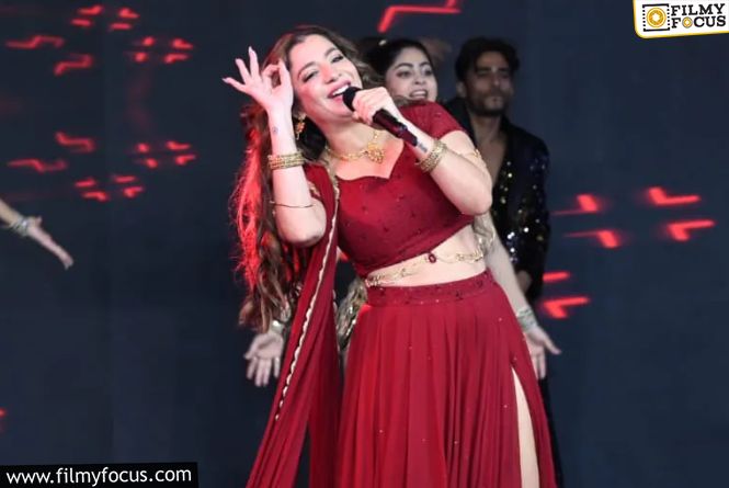 Jasmine Sandlas Stops Concert After…